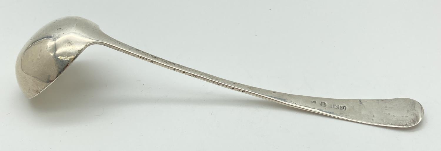 A Scottish Georgian silver sauce ladle of simple design. Hallmarked to reverse of handle for Glasgow - Image 2 of 3