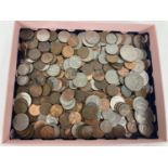 A small tray of vintage and modern American coins. To include half and quarter dollars, dimes and