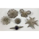 A collection of 6 assorted vintage silver & white metal brooches, mostly filigree. In varying