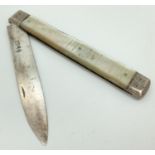 A Georgian silver bladed mother of pearl handled pocket fruit knife. Hallmarked to blade, approx.