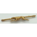 A vintage greyhound dog design bar brooch with 15ct yellow gold bar and 9ct gold pin. Approx. 5cm