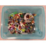 A tub containing approx. 4.5kg of assorted Lego pieces.