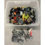 A tub containing approx. 4.6kg of assorted Lego pieces.