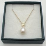 A 9ct gold fixed pendant single pearl drop necklace with lobster style clasp. Chain length approx 16