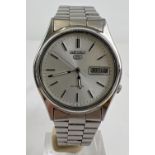 A vintage 1980 Seiko 5 automatic wristwatch 7009-3100, 090103. With stainless steel case and