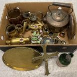 A mixed box of vintage copper and brass items to include copper kettle, brass trivet, brass tankard,