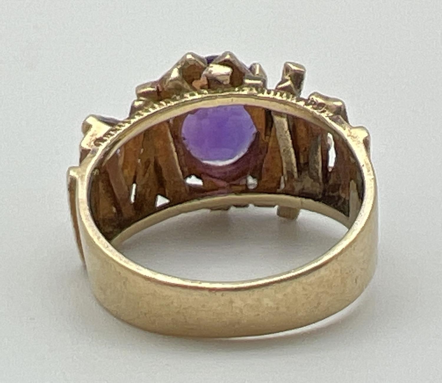A chunky vintage 9ct yellow gold dress ring set with central oval cut amethyst. With textured - Image 3 of 4