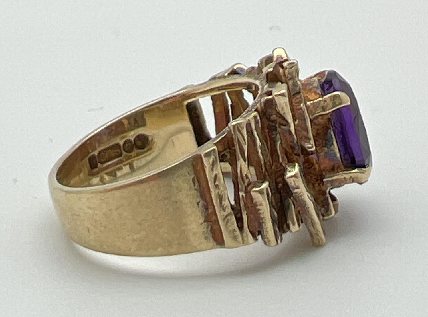 A chunky vintage 9ct yellow gold dress ring set with central oval cut amethyst. With textured - Image 2 of 4
