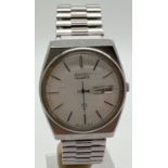 A vintage Seiko quartz men's 023391 wristwatch with expanding stainless steel bracelet strap.