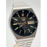 A vintage Seiko 5 automatic men's 810522 wristwatch with stainless steel strap and case. Black