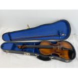A vintage Â¾ sized violin with bow, in blue felt lined hard carry case. In good condition, vendor