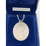 A boxed vintage 1977 silver jubilee "The Elizabeth R" silver pendant. On a 24 inch silver curb chain