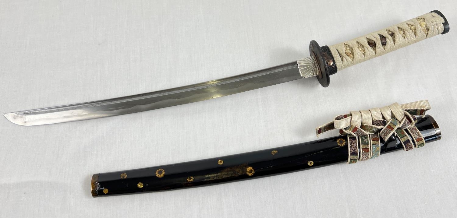 A Muromachi Japanese Wakizashi sword with : urushi black saya/scabbard with seashell motifs. - Image 9 of 17