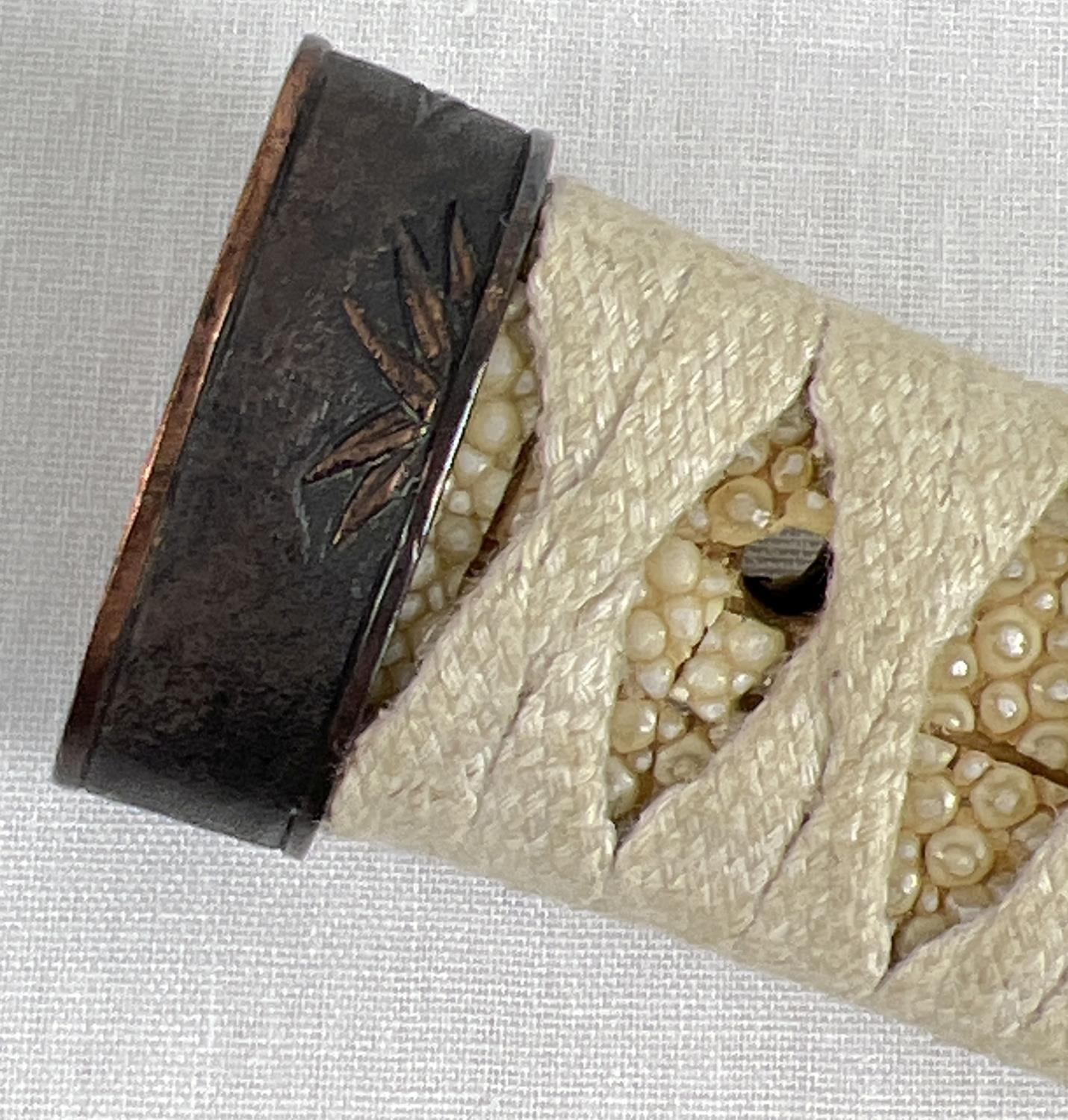 A Muromachi Japanese Wakizashi sword with : urushi black saya/scabbard with seashell motifs. - Image 17 of 17