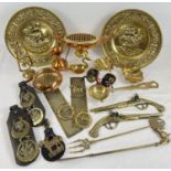 A box of vintage brass and copper ware. To include brass wall hanging pistols, finger plates,