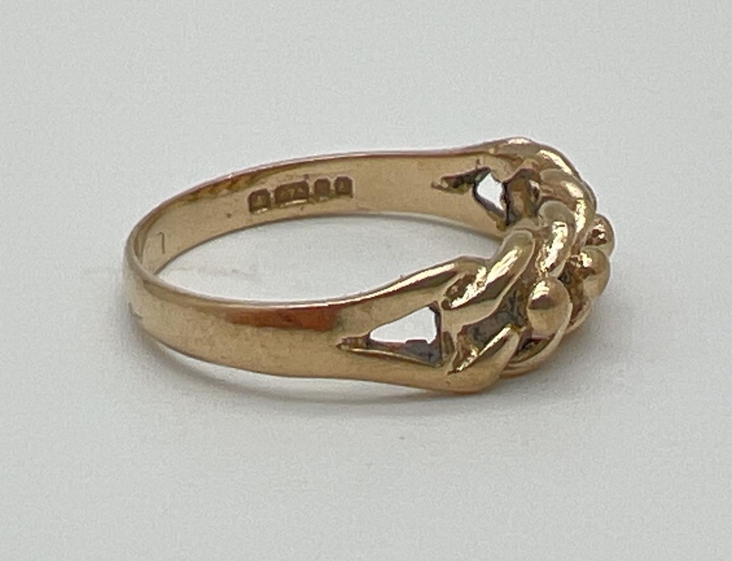A vintage 9ct gold single row Keeper ring, fully hallmarked inside band. Ring size N. Total weight - Image 2 of 3