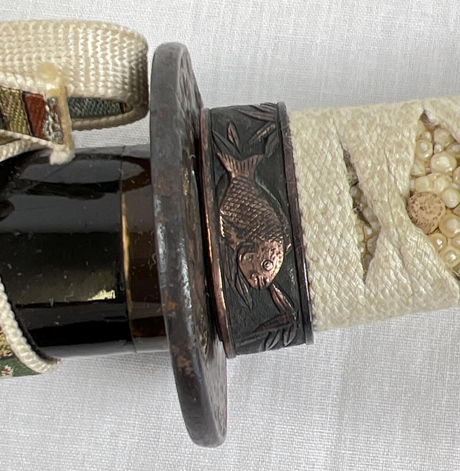 A Muromachi Japanese Wakizashi sword with : urushi black saya/scabbard with seashell motifs. - Image 4 of 17
