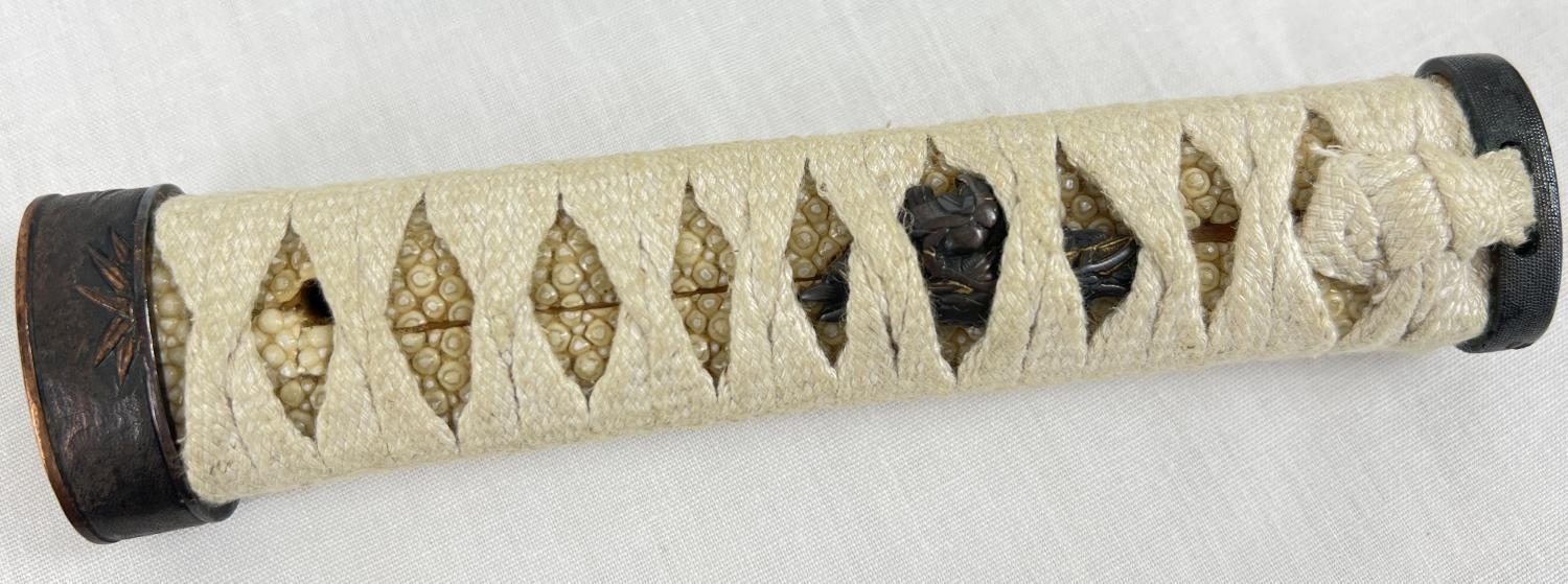 A Muromachi Japanese Wakizashi sword with : urushi black saya/scabbard with seashell motifs. - Image 16 of 17