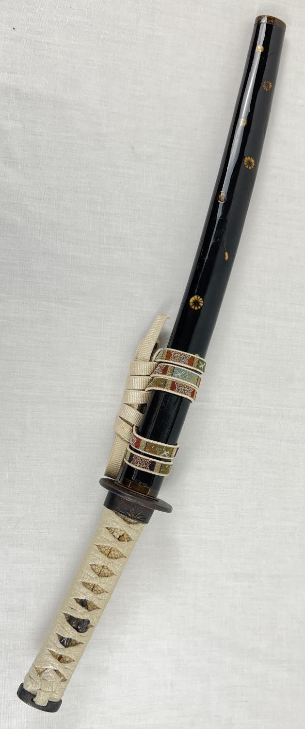 A Muromachi Japanese Wakizashi sword with : urushi black saya/scabbard with seashell motifs. - Image 2 of 17