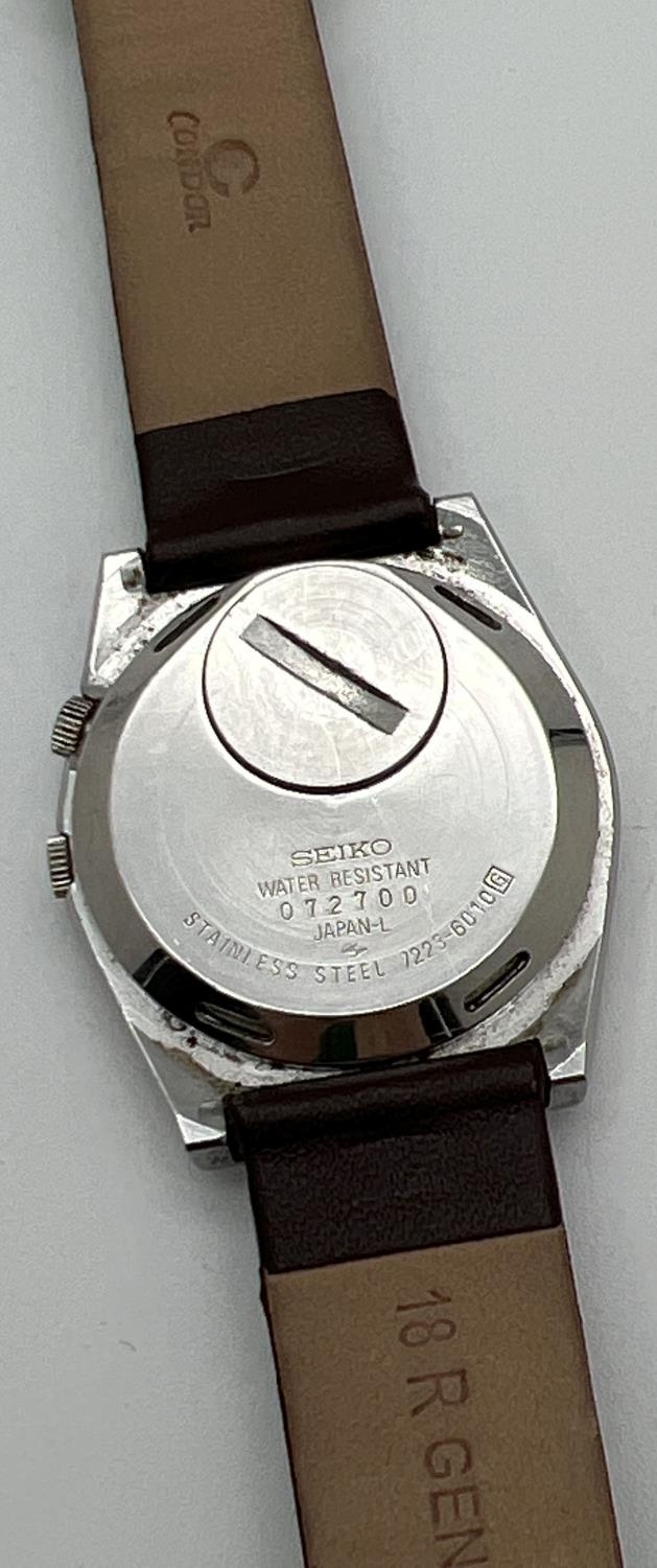 A vintage 072700 Seiko wristwatch with brown leather strap. Black face with luminous hour markers - Image 2 of 2
