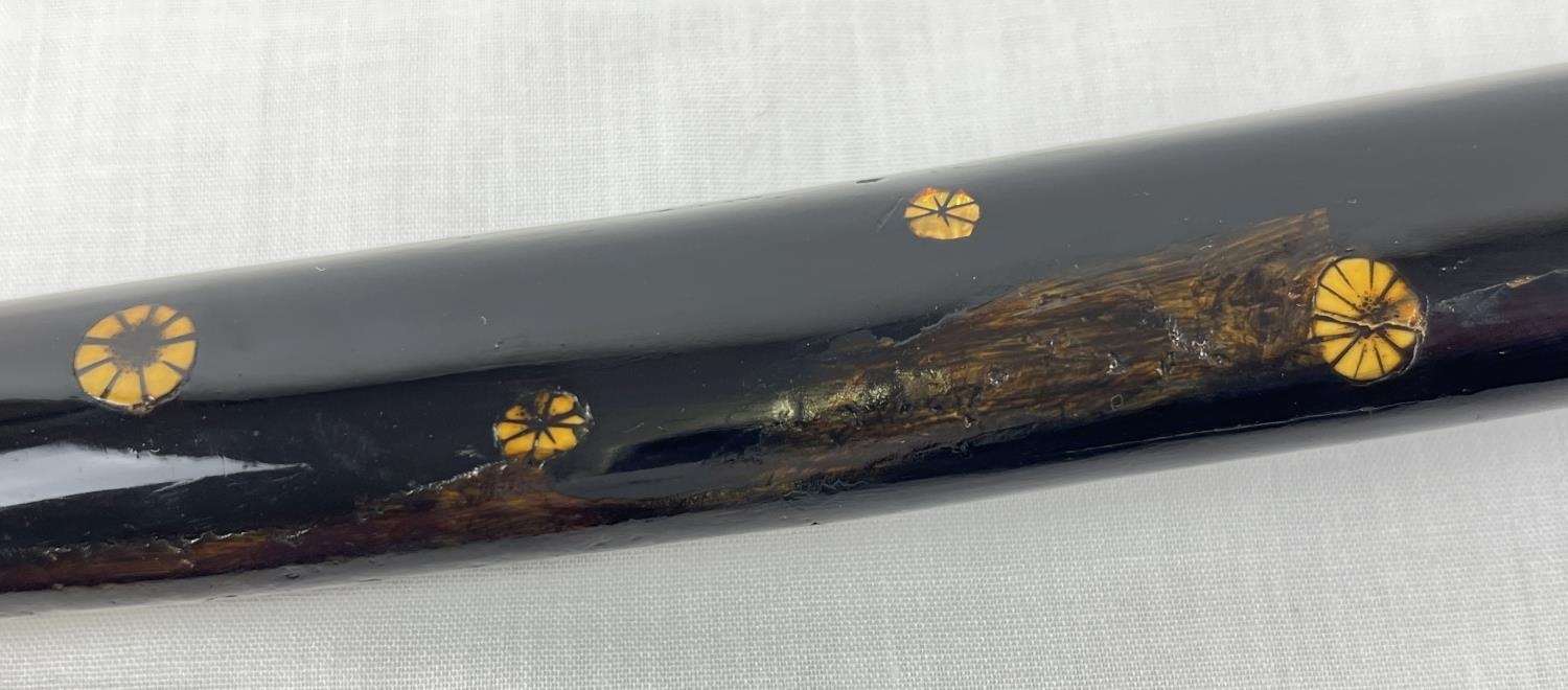 A Muromachi Japanese Wakizashi sword with : urushi black saya/scabbard with seashell motifs. - Image 5 of 17