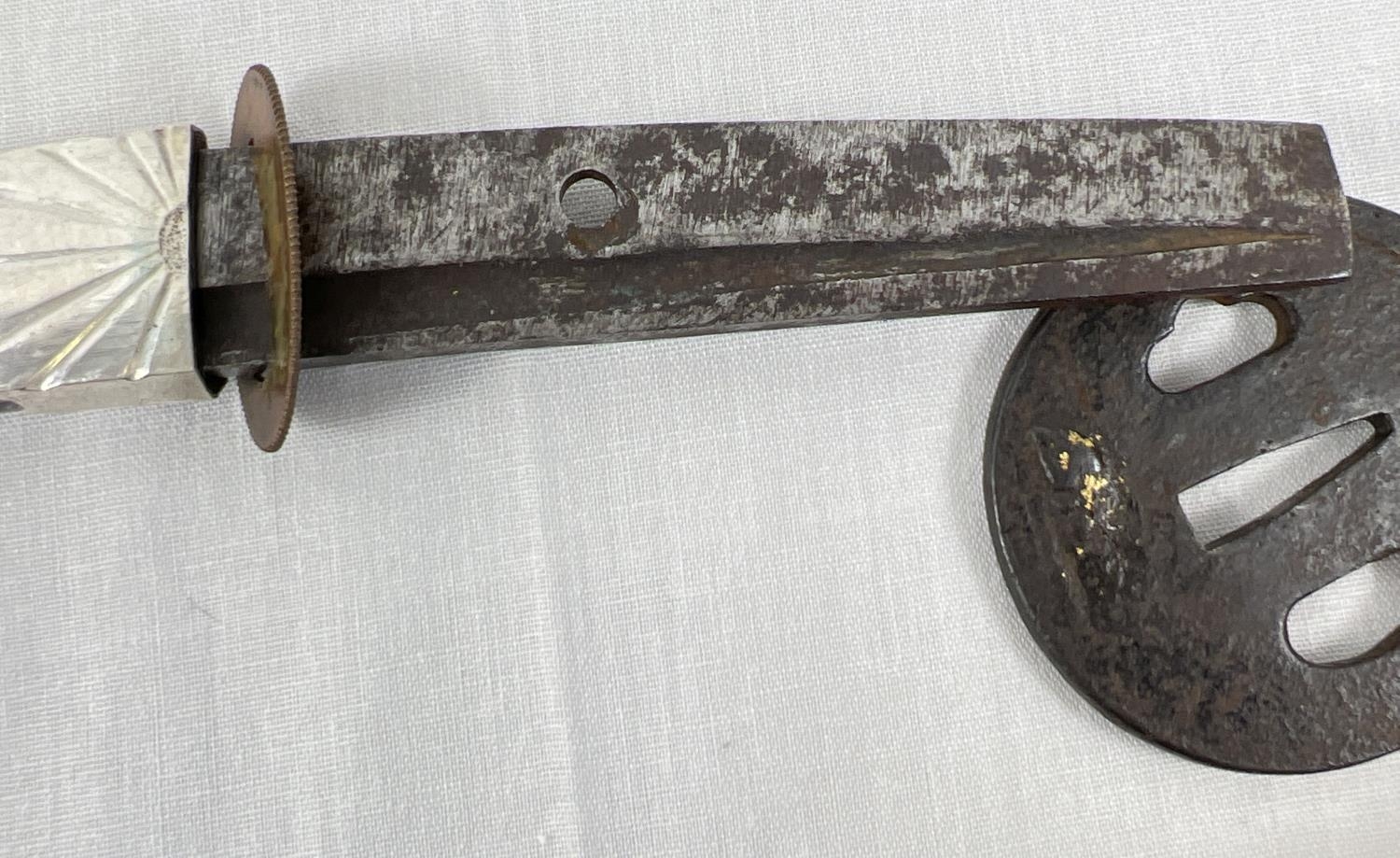 A Muromachi Japanese Wakizashi sword with : urushi black saya/scabbard with seashell motifs. - Image 15 of 17