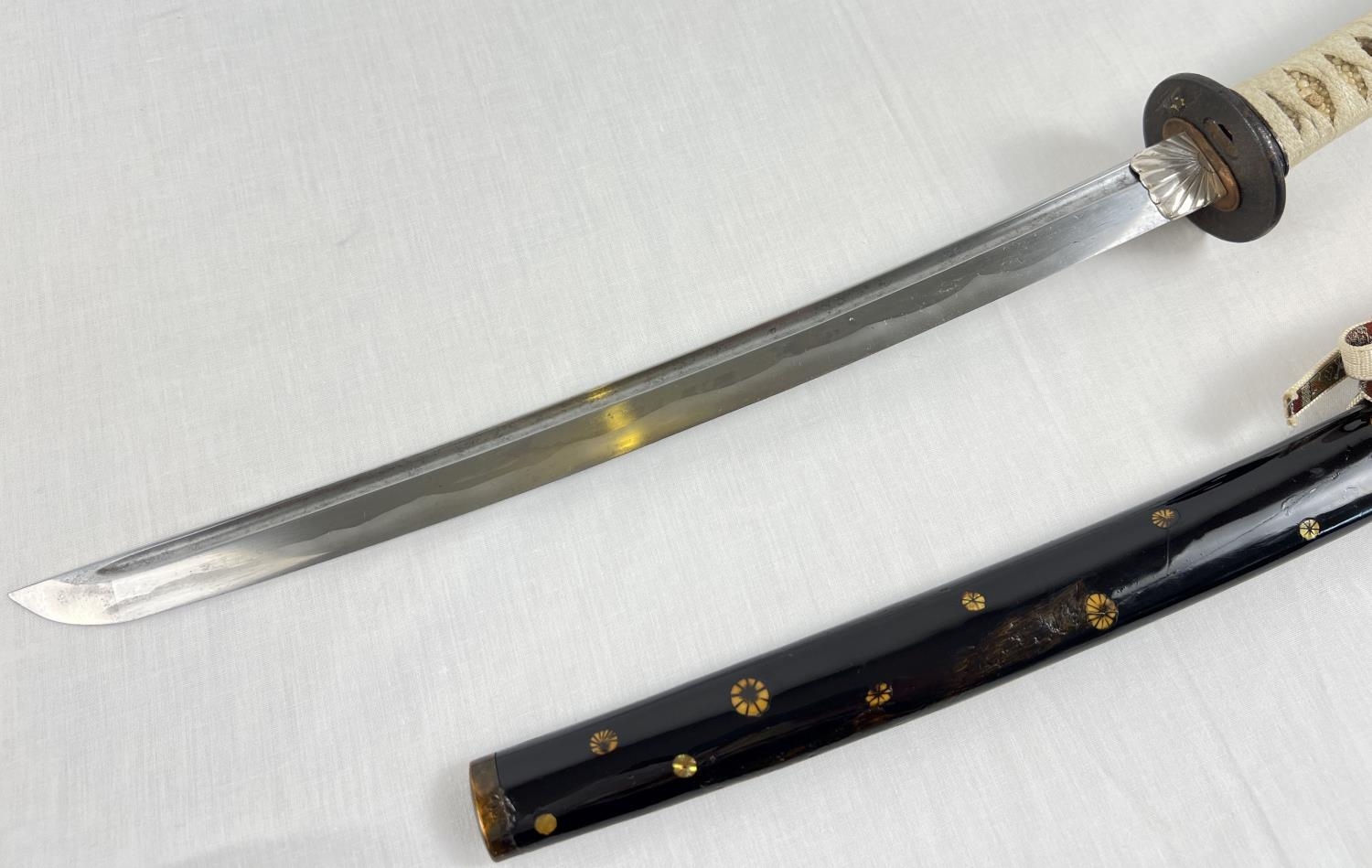 A Muromachi Japanese Wakizashi sword with : urushi black saya/scabbard with seashell motifs. - Image 8 of 17