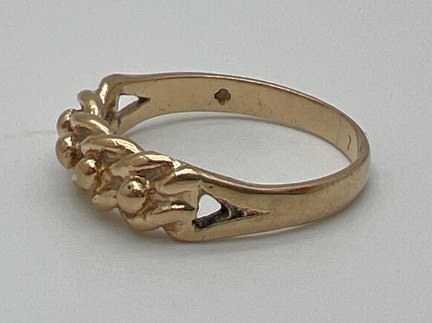 A vintage 9ct gold single row Keeper ring, fully hallmarked inside band. Ring size N. Total weight - Image 3 of 3