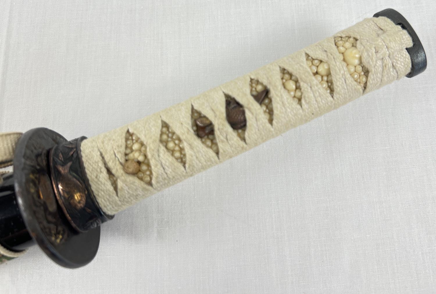 A Muromachi Japanese Wakizashi sword with : urushi black saya/scabbard with seashell motifs. - Image 6 of 17