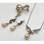 A vintage faux pearl drop fixed pendant necklace with matching drop style earrings. Both set with
