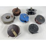 A collection of assorted misc fishing reels, to include wood, bakelite and metal examples. Includes: