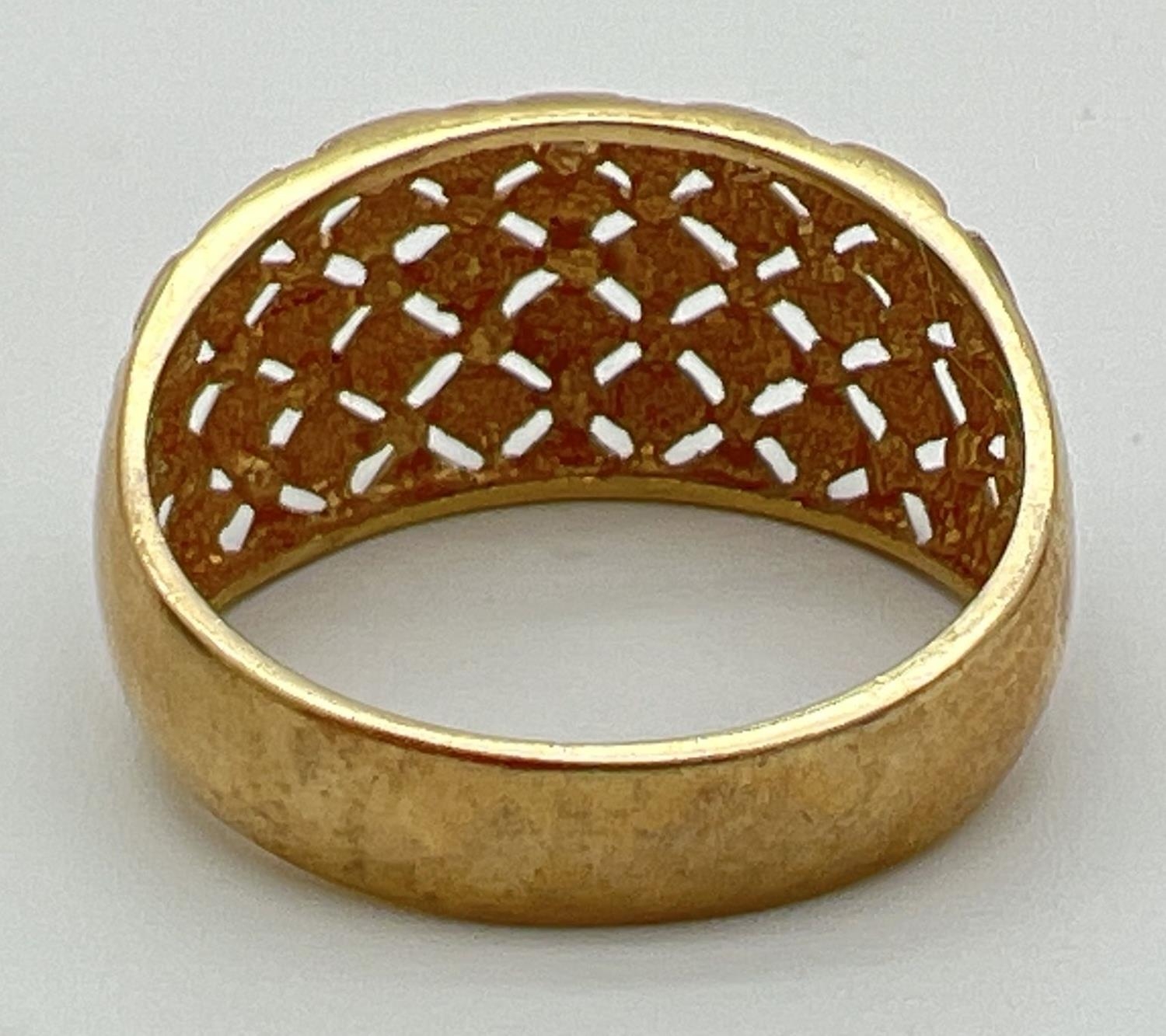 A 9ct gold dome style dress ring with pierced work lattice design to top. Full hallmarks to inside - Image 3 of 4