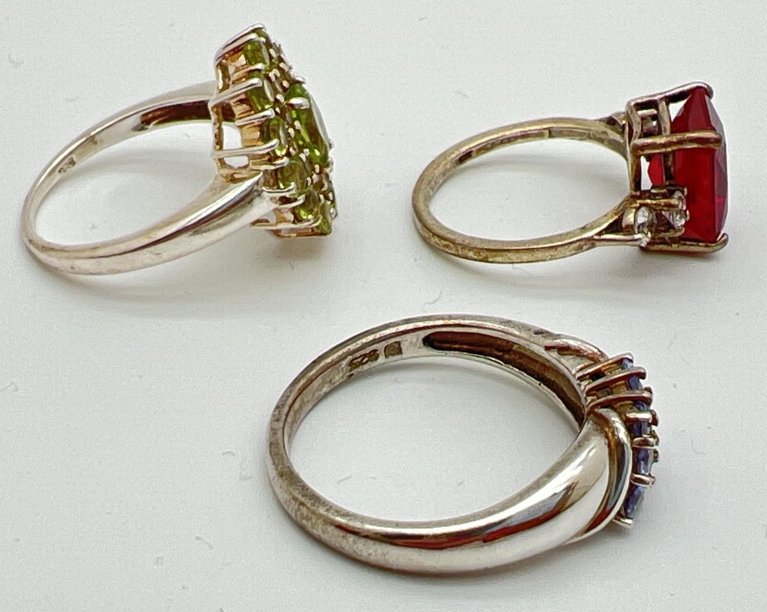 3 silver stone set dress/cocktail rings. A square cut red spinel with two round cut clear stones - Image 2 of 3