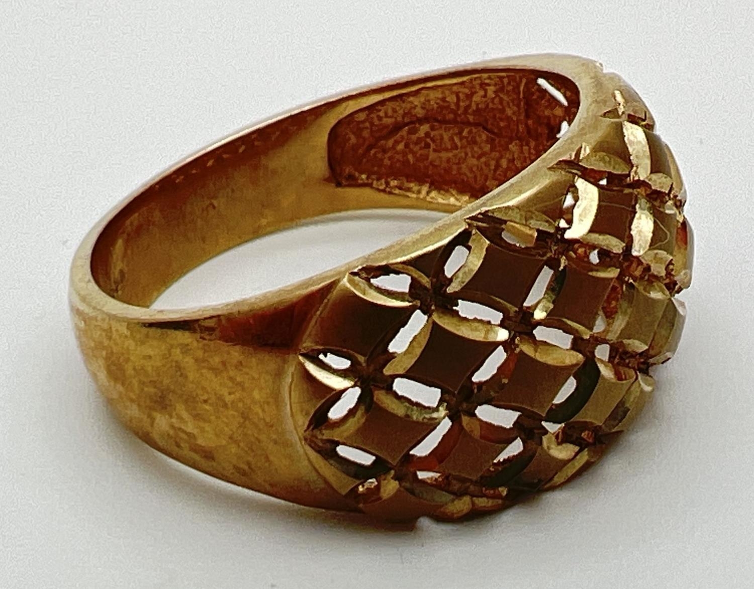 A 9ct gold dome style dress ring with pierced work lattice design to top. Full hallmarks to inside - Image 2 of 4