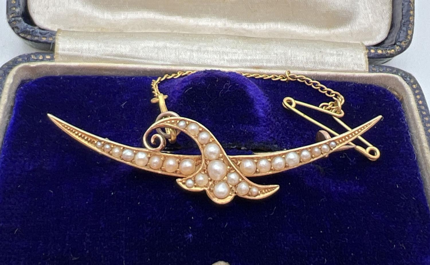 An Edwardian 15ct gold and seed pearl brooch in original box by Lloyd Payne & Amiel, Manchester. - Image 2 of 4