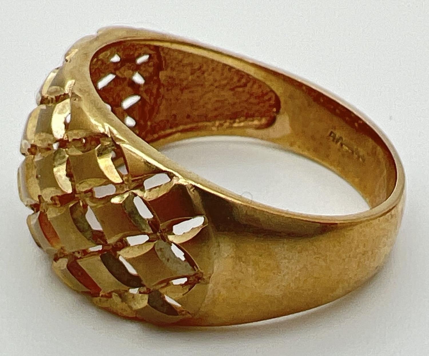 A 9ct gold dome style dress ring with pierced work lattice design to top. Full hallmarks to inside - Image 4 of 4