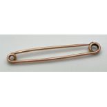 A vintage 9ct gold kilt pin, stamped '9ct' to hook. Approx. 5.2cm long, weighs approx. 2.4g.