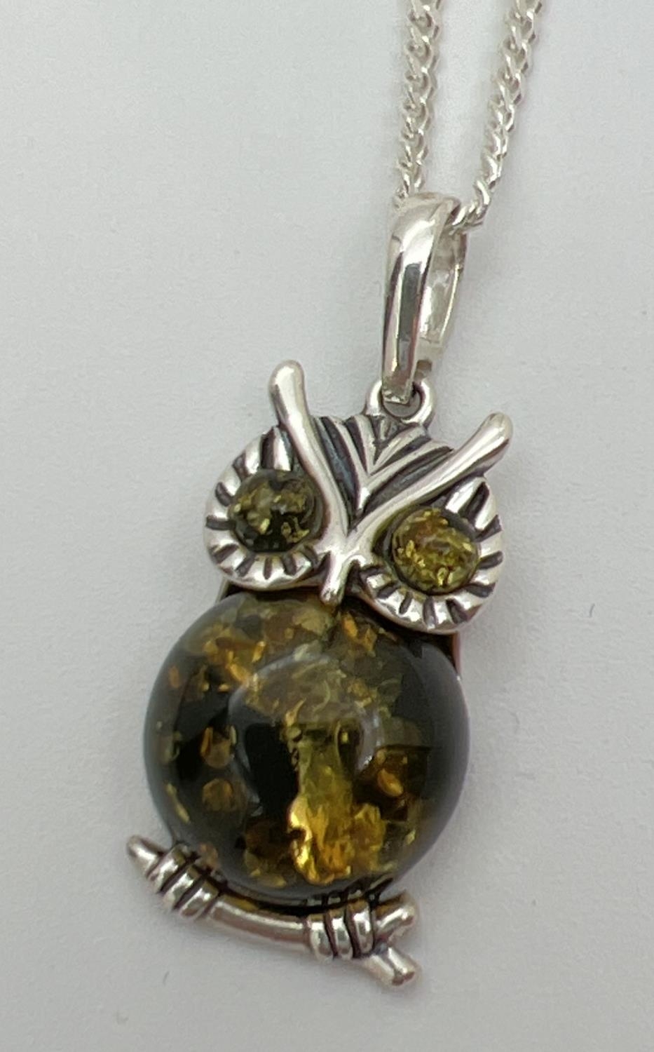 A silver and green amber pendant in the form of an owl, on an 18" silver curb chain. Back of - Image 2 of 3