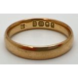 A vintage 18ct gold wedding band ring, fully hallmarked inside band. Weighs approx. 3.9g, band width