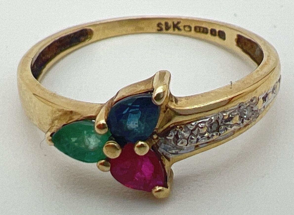 A 9ct yellow gold multi stone trinity ring with a pear cut emerald, sapphire & ruby in a 3 point - Image 4 of 4
