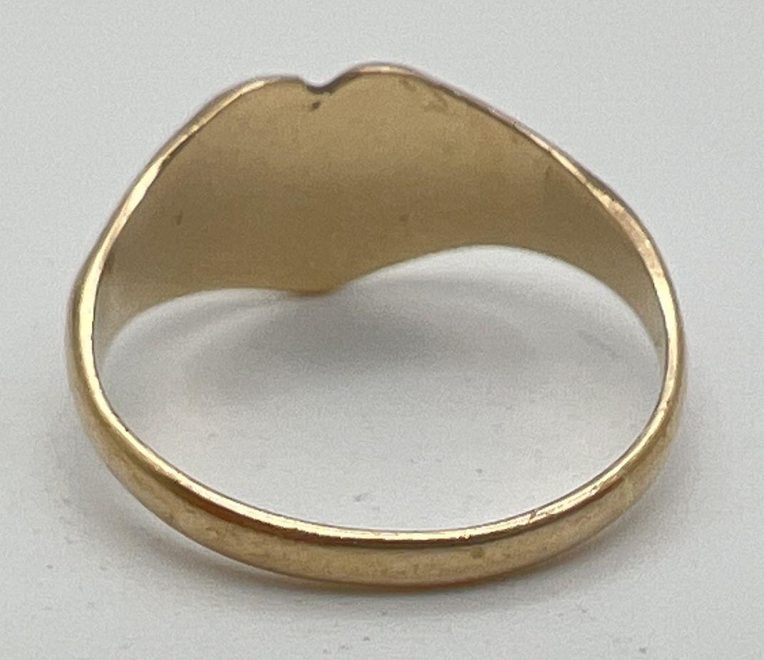 A vintage 9ct gold heart shaped signet ring with sun-ray decoration and small empty cartouche. - Image 3 of 3