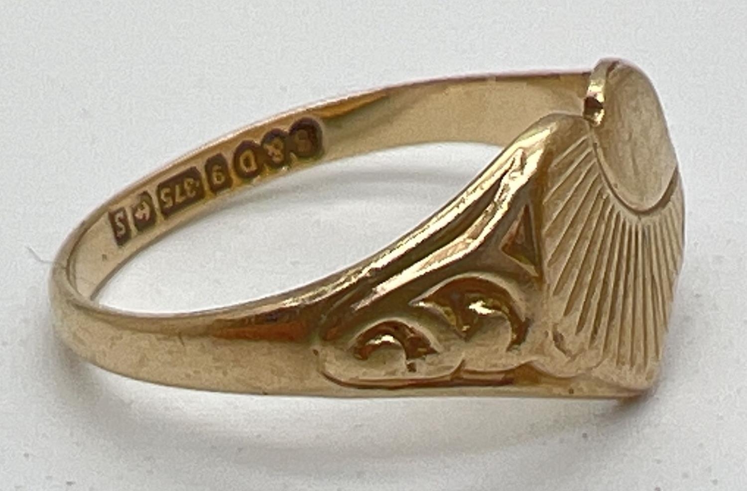 A vintage 9ct gold heart shaped signet ring with sun-ray decoration and small empty cartouche. - Image 2 of 3
