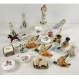 A collection of assorted collectable ceramic items to include a set of 3 flying ducks. Lot also