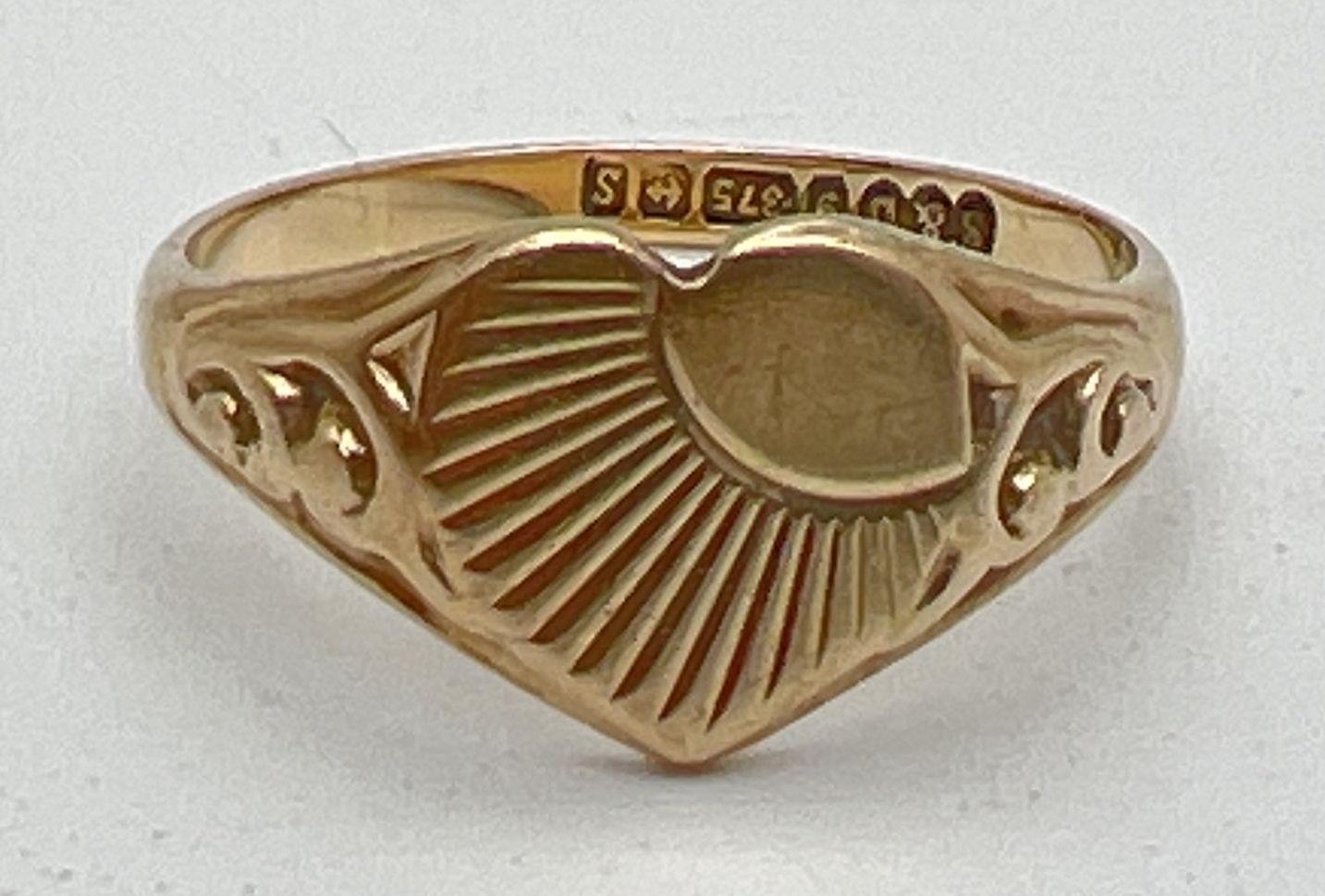 A vintage 9ct gold heart shaped signet ring with sun-ray decoration and small empty cartouche.