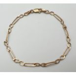A 9ct gold 7.5" alternating infinity link bracelet with lobster style clasp. Gold marks to clasp and