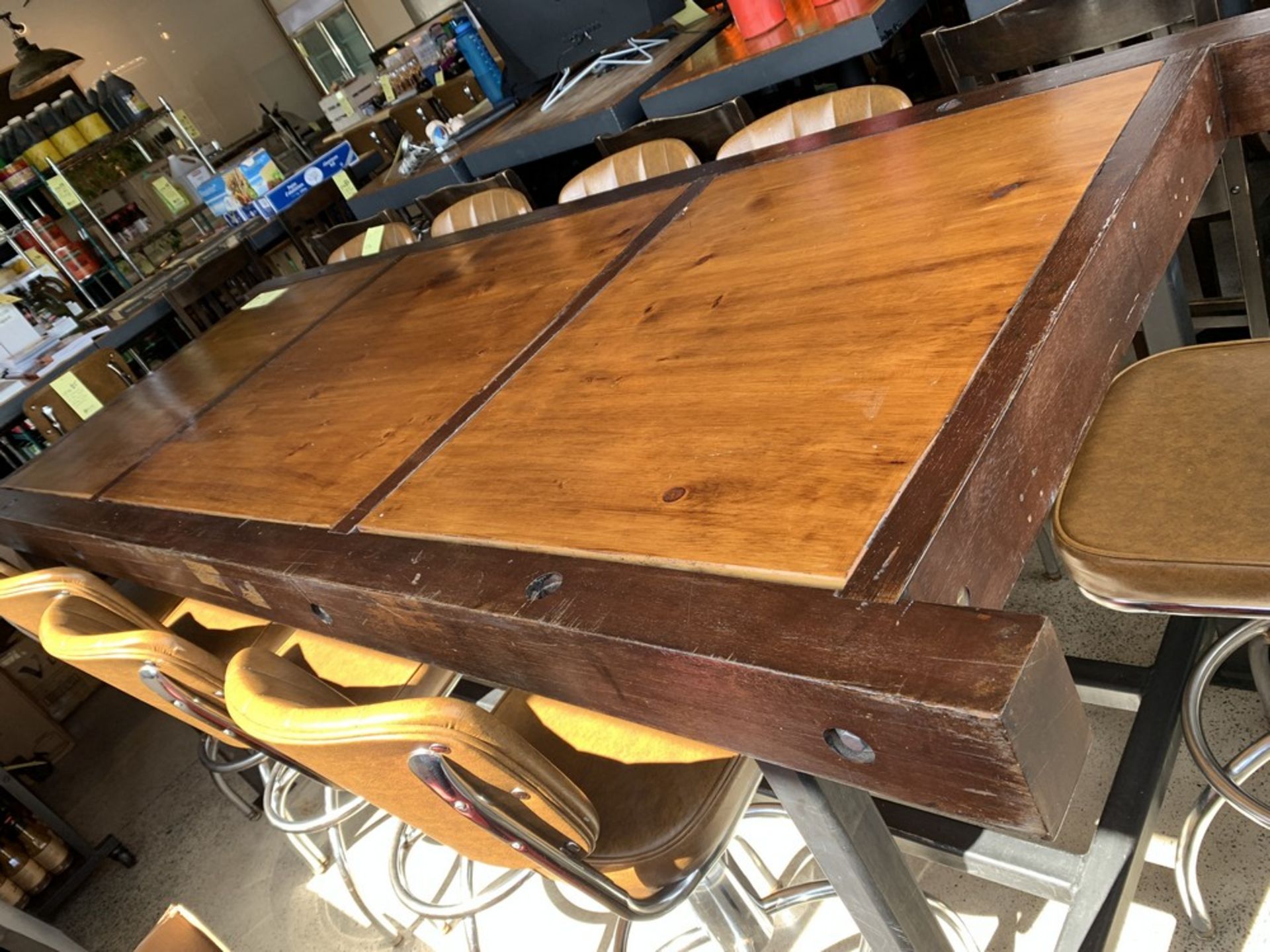 Magnifique table haute en bois MASSIF ( plein) a/ base métal 8'x 40" x 44"H- a/ bar repos pieds - Image 2 of 3