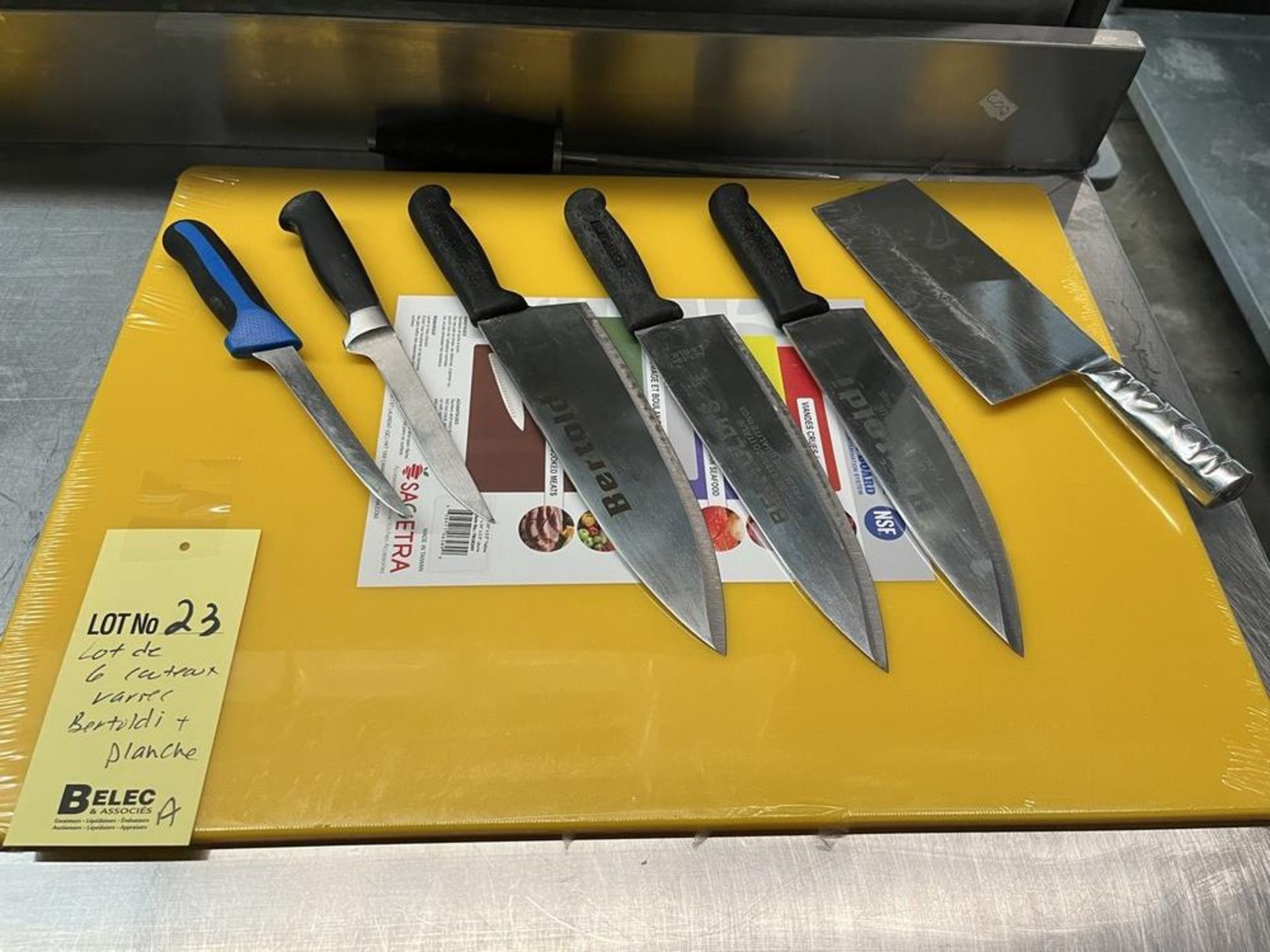 LOT de (6) Couteaux BERTOLDI varies, avec Planche