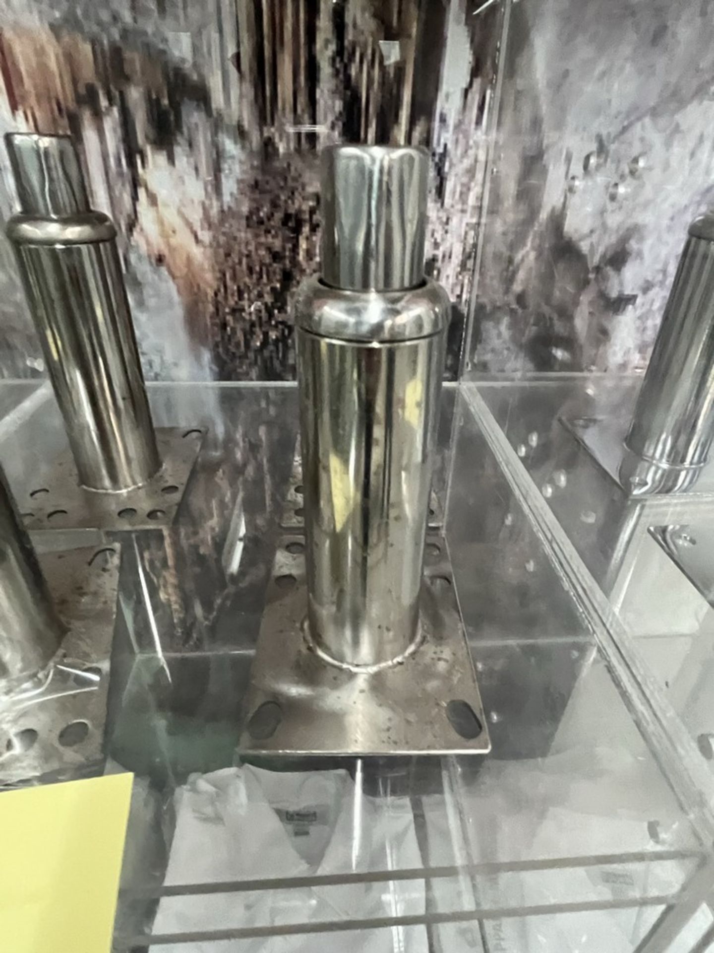 LOT: (4) Pattes pour Équipement en Acier Inox.