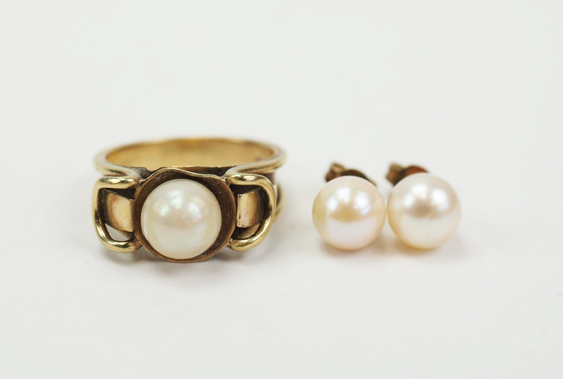 Perlenring und Paar Perlenstecker GOLD. 