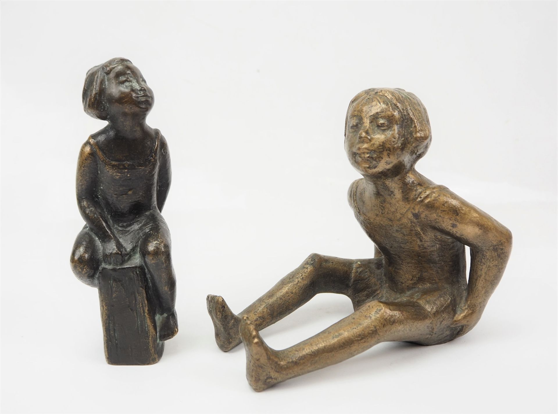 Kluth, Karl: 2 sitzende Mädchenfiguren. 